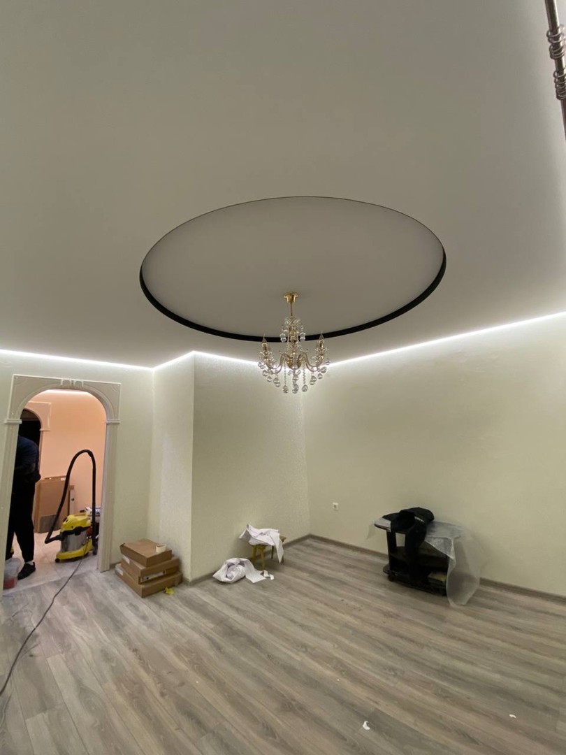 Тканевый натяжной потолок для гостиной в квартире города Бобров фото 