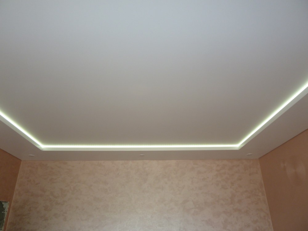 Классический белый двухуровневый потолок с подсветкой между уровнями и светильниками