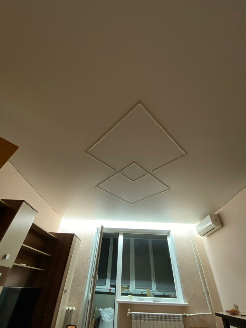 Натяжной потолок с ромбом из световых линий фото 