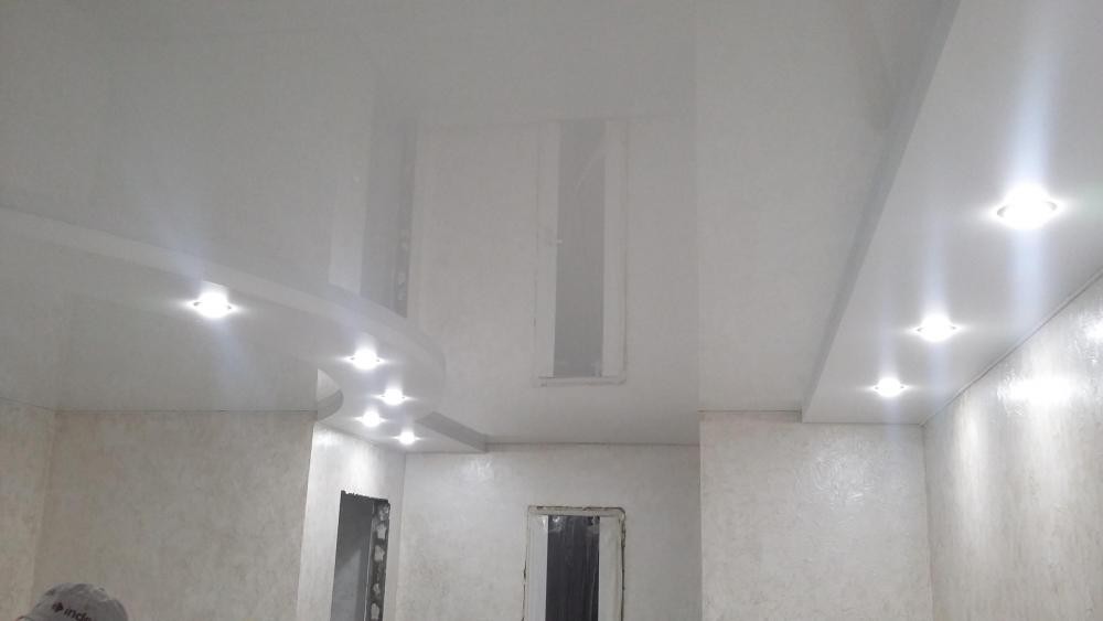 Глянцевый белый двухуровневый натяжной потолок с подсветкой между уровнями в Воронеже