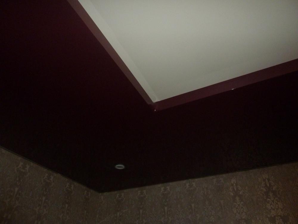 Двухуровневый контрастный натяжной потолок с люстрой и прямыми углами в Лисках