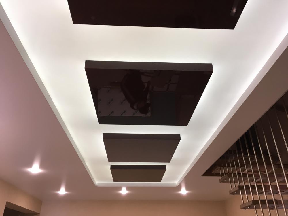Чёрно-белый двухуровневый натяжной потолок с подсветкой между уровнями фото 