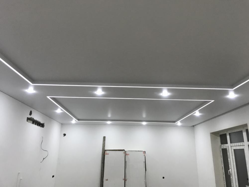 Двухуровневый натяжной потолок со световыми линиями