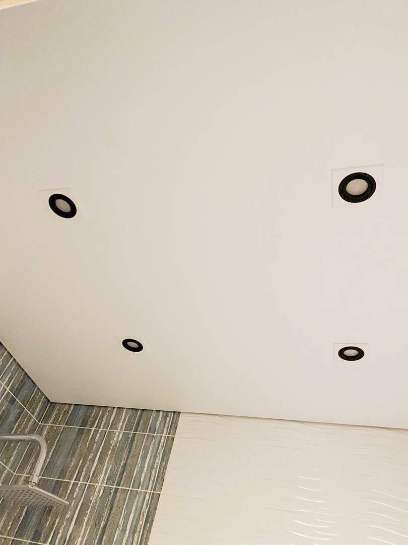Натяжной потолок с теневым примыканием для санузла фото 