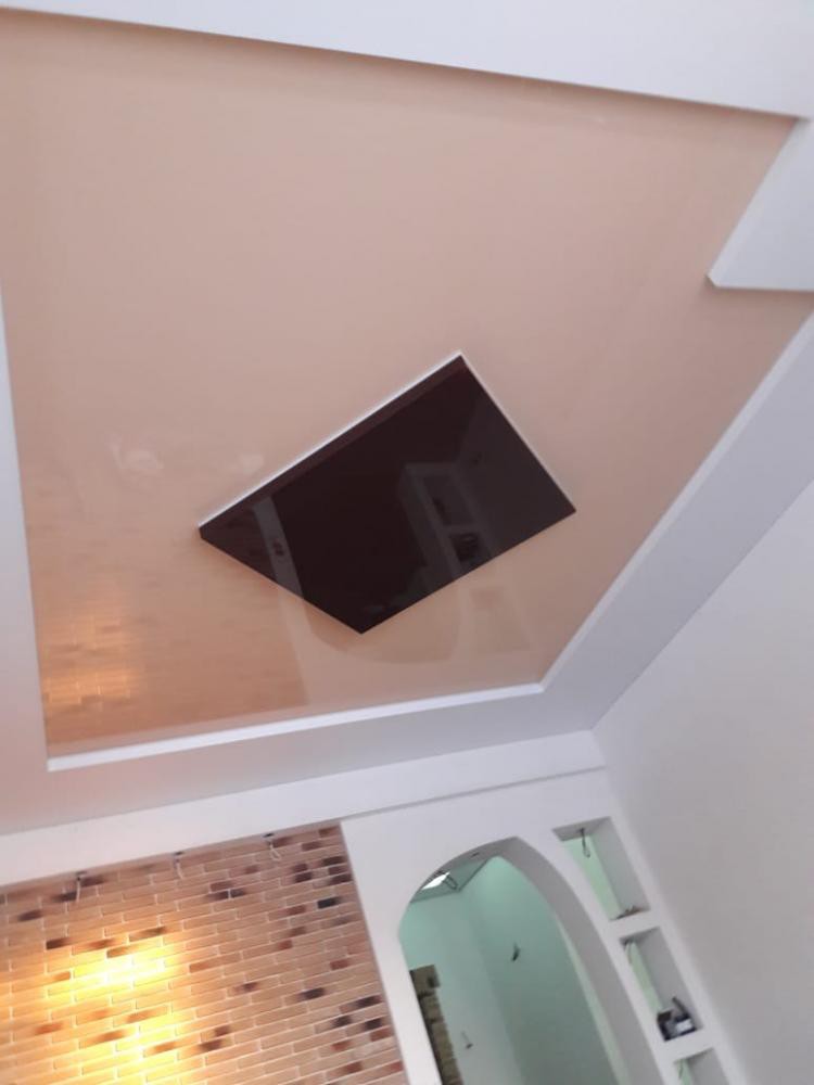 Парящий натяжной потолок с подсветкой фото 