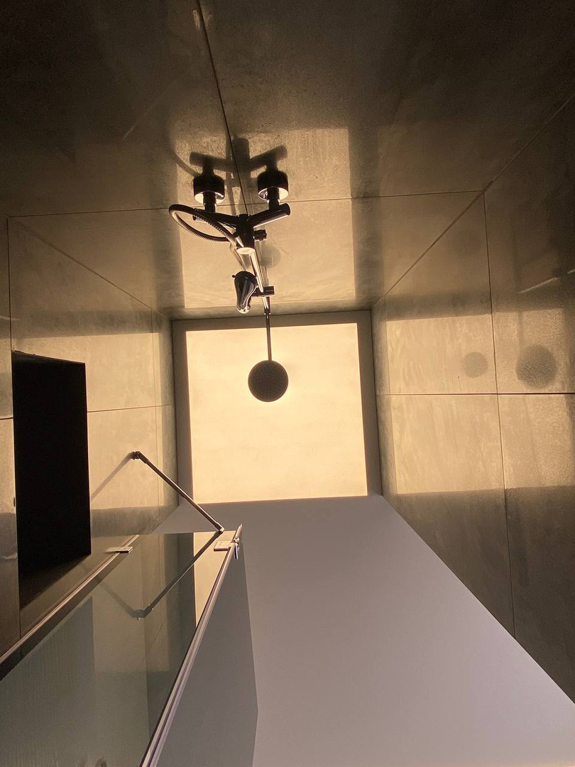 Небольшой потолок для ванной комнаты с теневым профилем и световой ломаной линией фото 