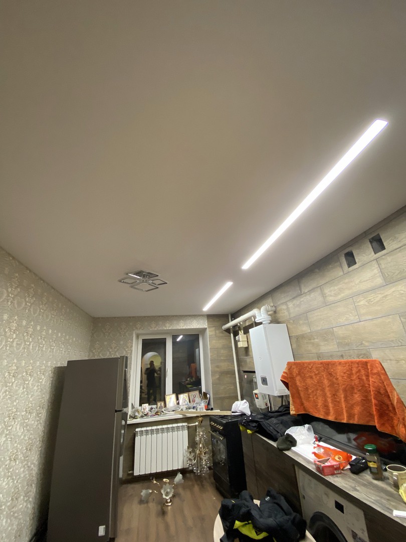 Тканевый натяжной потолок на кухню со световыми линиями в Боброве фото 