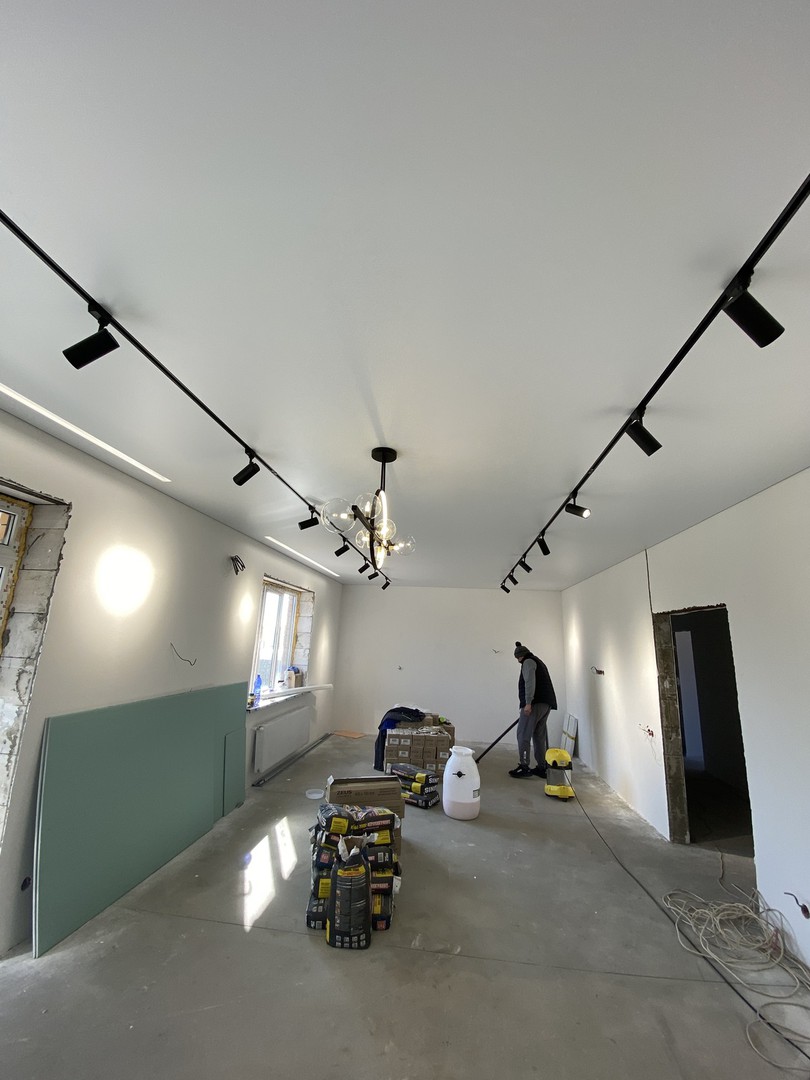 Белый матовый натяжной потолок со спотами на кухню нового дома в Лисках