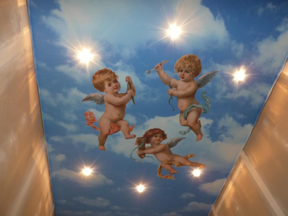 Тканевый натяжной потолок DESCOR с фотопечатью "Ангелы" в Лисках фото 