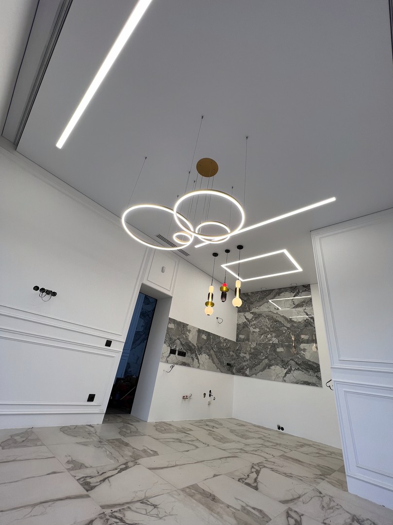 Натяжной потолок для кухни со световыми линиями в Лисках 8 фото