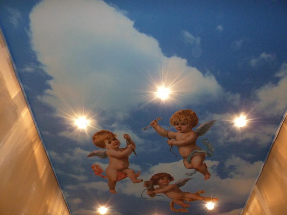 Тканевый натяжной потолок DESCOR с фотопечатью "Ангелы" в Лисках фото 