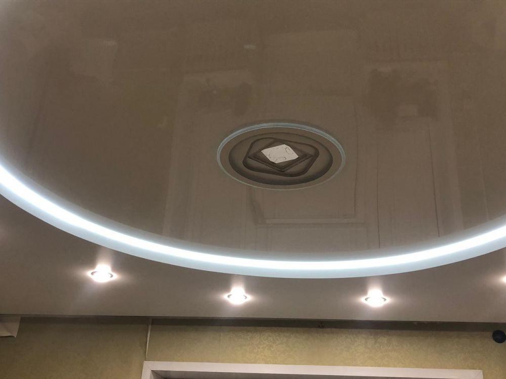 Двухуровневый натяжной потолок со светильниками по кругу