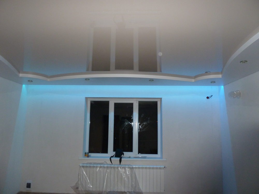 Двухуровневый матово-глянцевый натяжной потолок с подсветкой шторы
