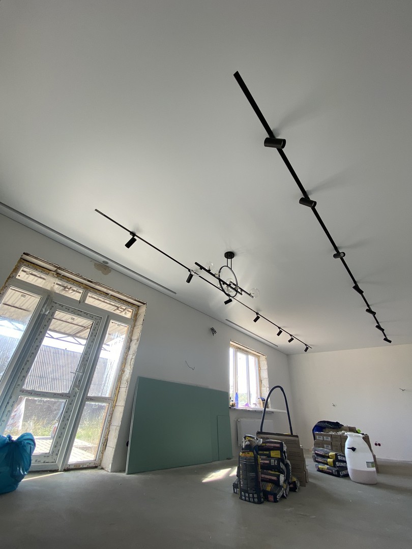 Белый матовый натяжной потолок со спотами на кухню нового дома в Лисках фото 