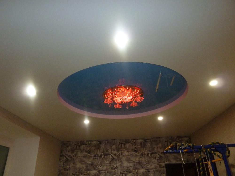 Двухуровневый натяжной потолок с кругом в центре и подсветкой уровней фото 