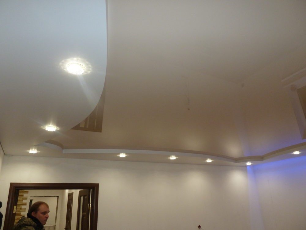 Двухуровневый матово-глянцевый натяжной потолок с подсветкой шторы фото 